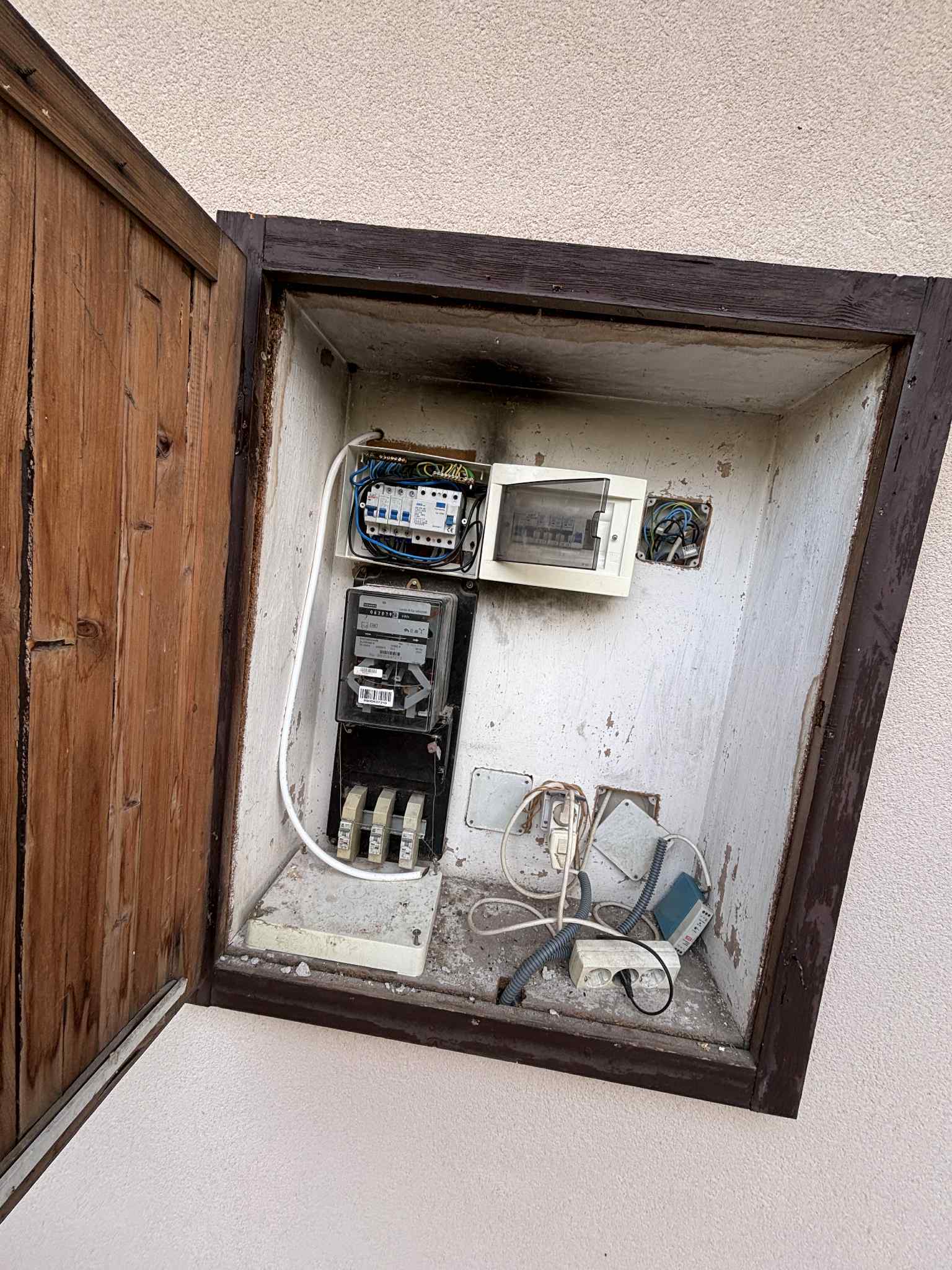 Folyamatban levő családi ház alapszerelési munkái